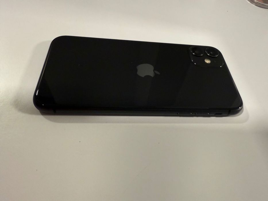 iPhone 11 с чисто ново зарядно