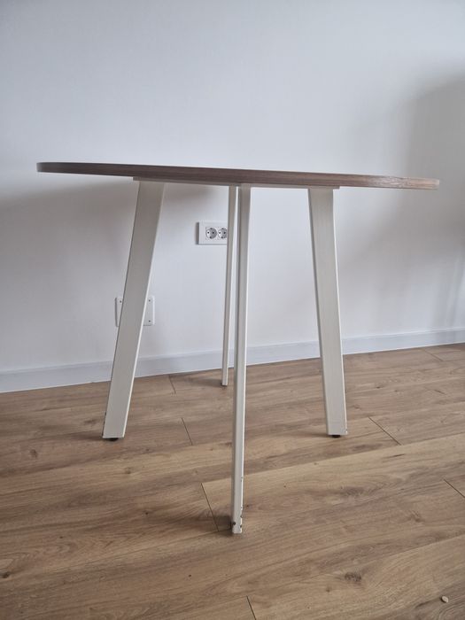 Masă rotundă modernă, blat aspect lemn natural, picioare albe – stare