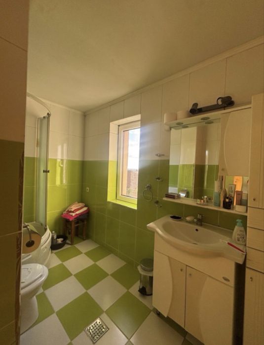 APARTAMENT  în vilǎ cu trei apartamente, garaj şi curte comunǎ