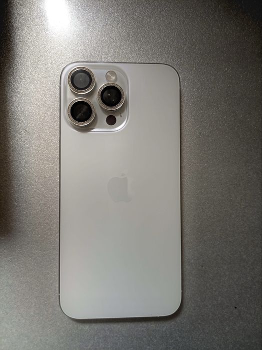 Vând iPhone 15 Pro Max 256GB, în stare impecabilă, folosit cu grijă, fără zgârieturi sau probleme.
