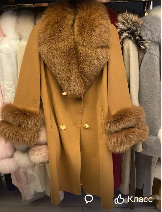 Продаю кашемировое пальто с натуральным мехом ламы.