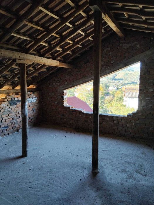 Просторна триетажна къща