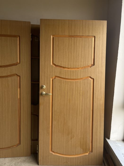 Есік жақсы натурал ағашпен істелген