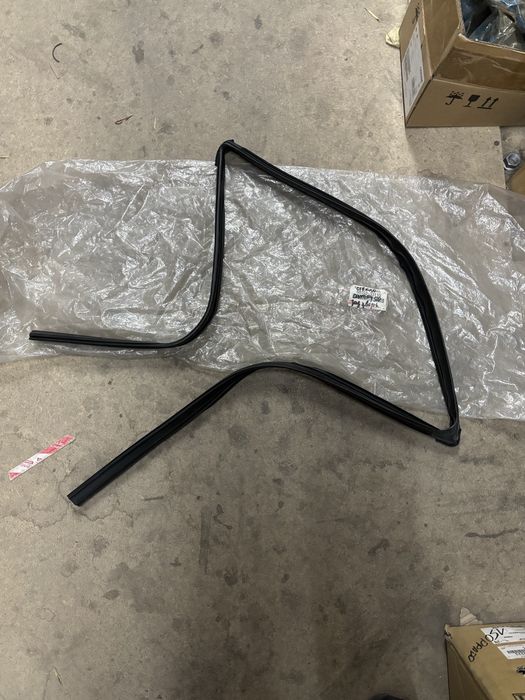 Уплотнитель резинки стекла камри 50 зданий левый