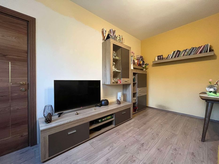 Продавам Холна секция