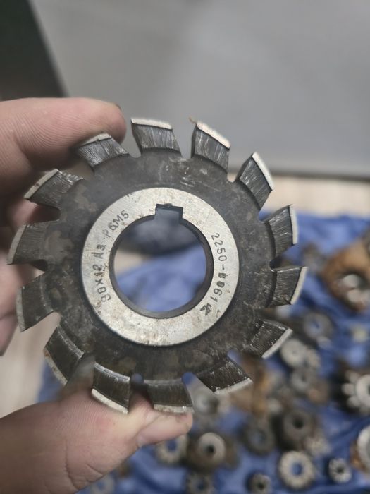 Продам фрезы много шт