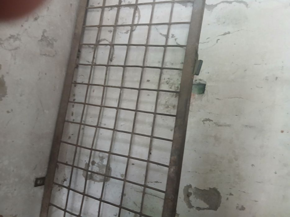 Темир решётка сотилади.