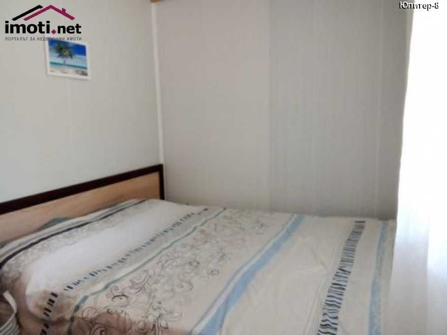 Продава бунгало с веранда в Кариани до брега.