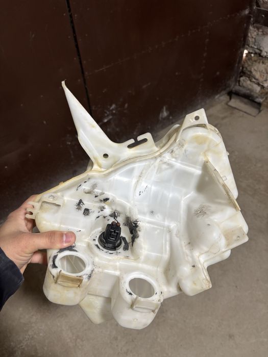 Бачок омывателя субару