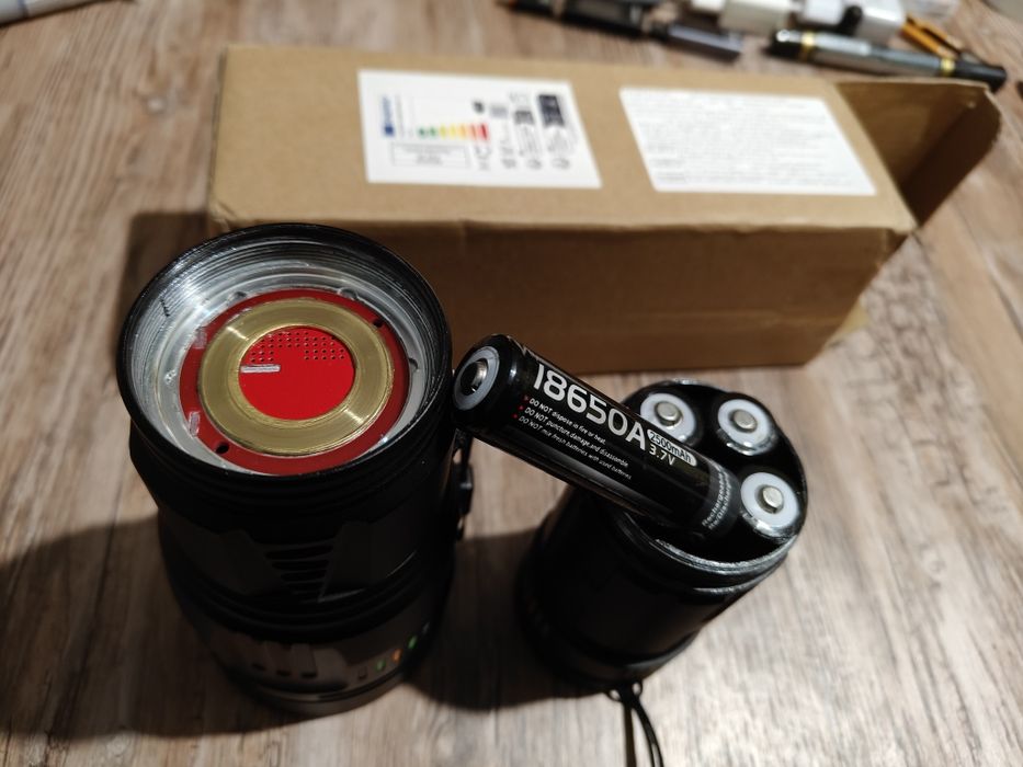 Дълекобоен, мощен, LED фенер,метален, тип лазерен!