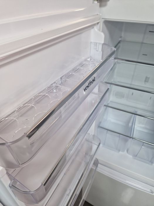 Хладилник с фризер Vestfros A++ No Frost
