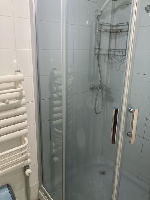 Домик, в Каскелене, рядом два магазина.