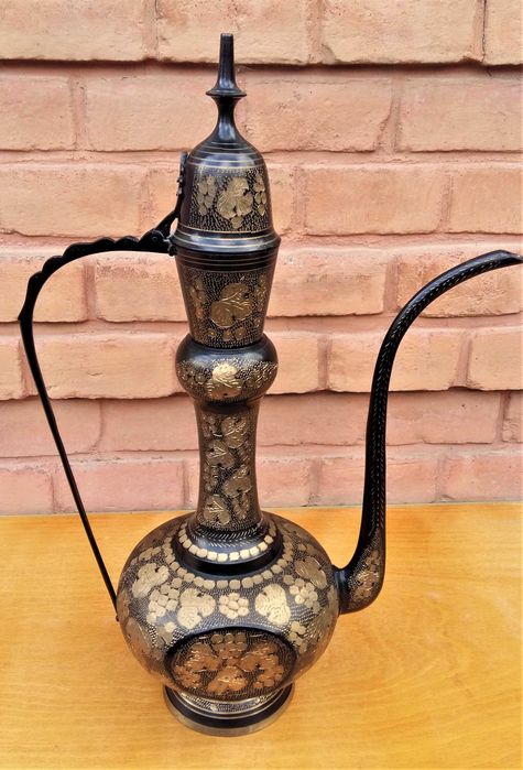 Carafă mare din alamă masivă gravată.