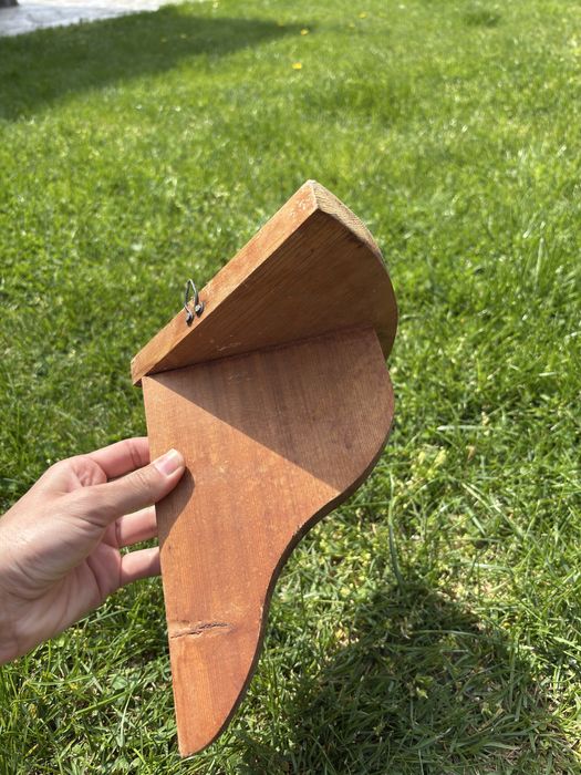 Ъглова етажерка за цретя