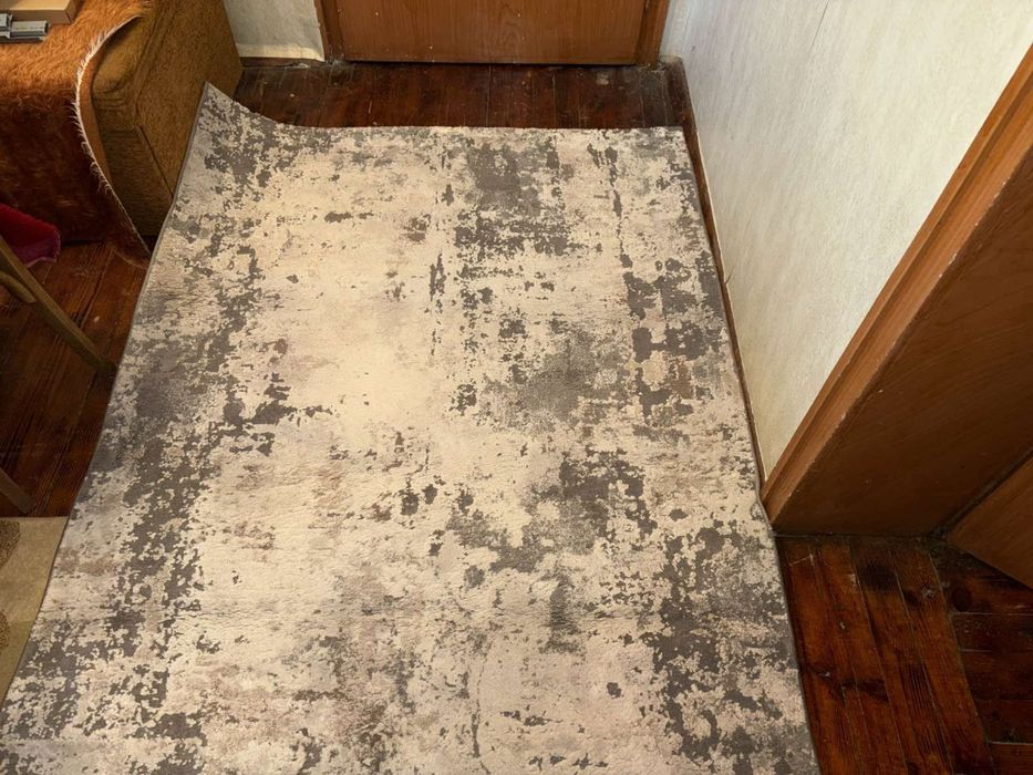 Модерен килим в неутрални тонове с ефект на състаряване.