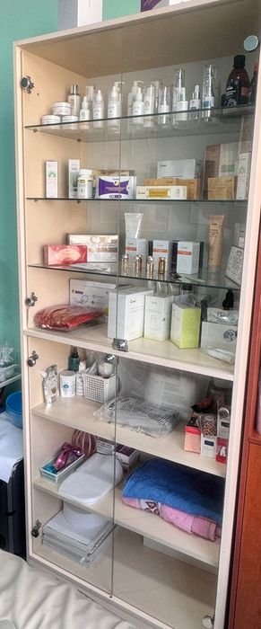 Шкаф - витрина с замками