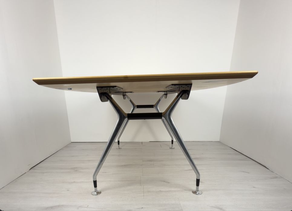 Офис конферентна и посетителска маса масивно дърво клен, обзавеждане