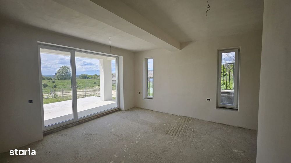 Casă nouă cu terasă panoramică și vedere asupra orașului