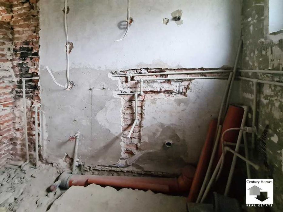 116287 Едноетажна къща с равен двор, кладенец и стопански постройки в с. Ресен