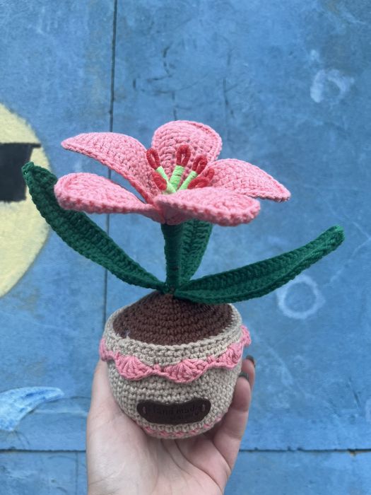 Плетено но една кука цвете в саксия