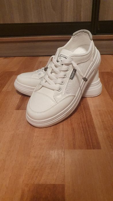 Летние кроссовки новые