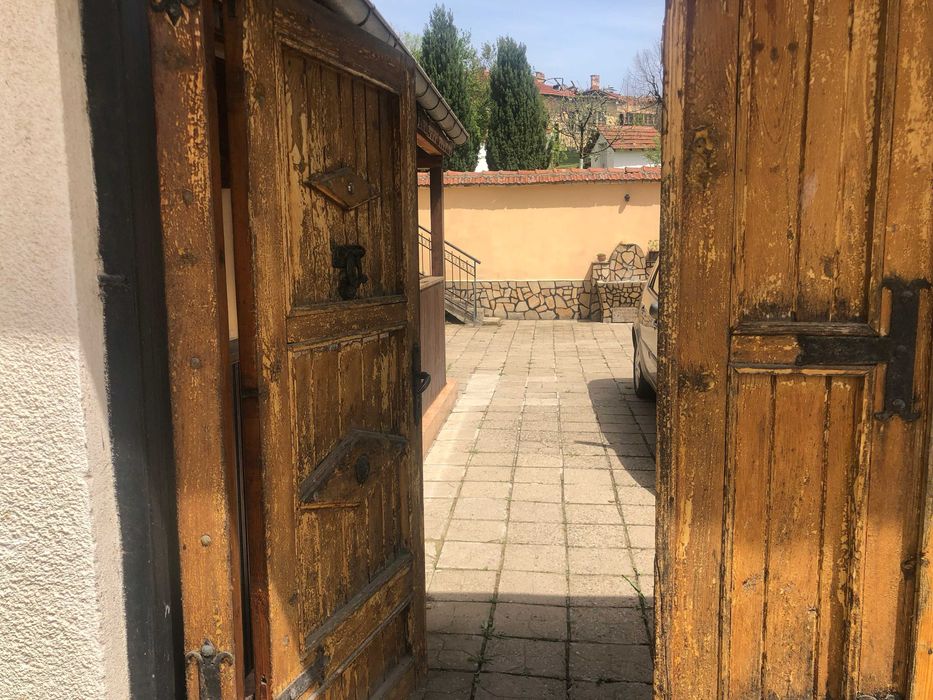 Продавам двуетажна къща