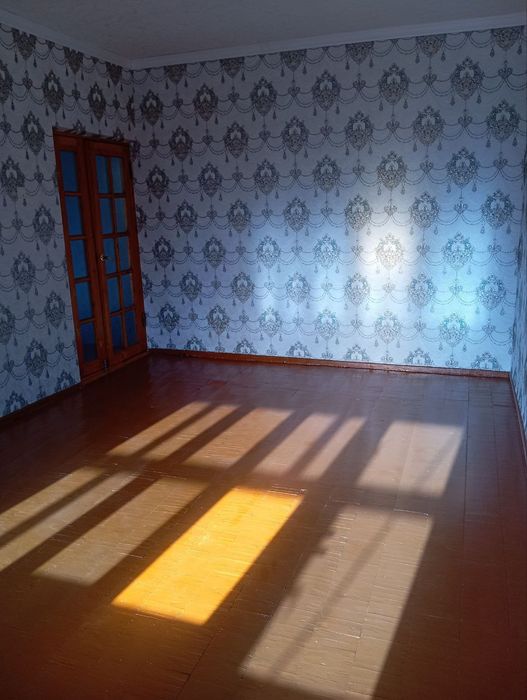 Qarshi markazida 2 xonali dom sotiladi