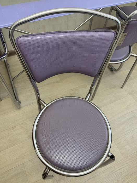 Продаю стол со стульями