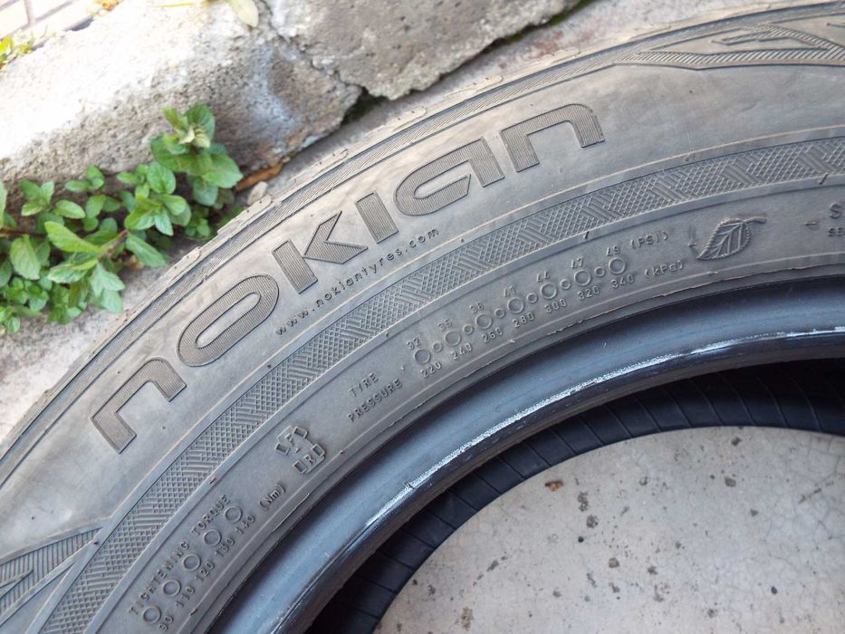 vand 2 anvelope de iarna 215/65/17 nokian wr suv3 pret 250lei amandoua