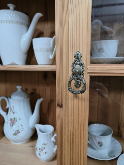 Кухненски бюфет с витрина и месенгови дръжки