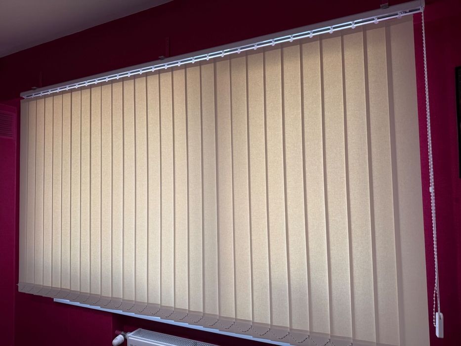 Вертикални щори в светъл цвят