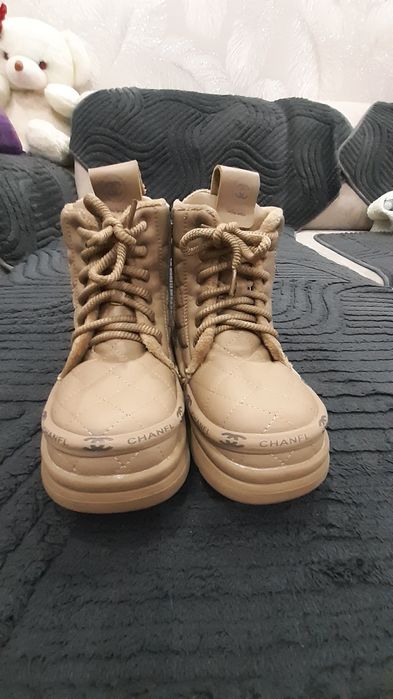 Продам  сапожки для девочек.