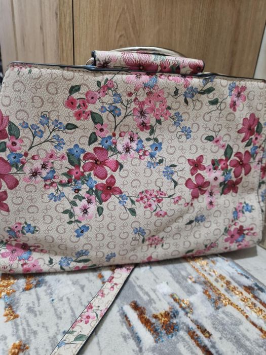 Страхотна чанта Guess