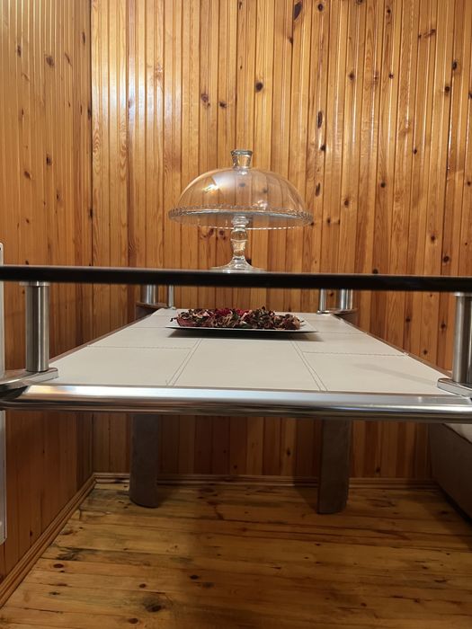 Стъклена маса с кожени крака