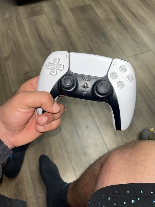 2 manete ps5 aproape noi