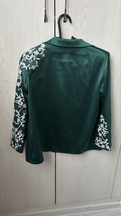 Зелёный жакет с резными узорами