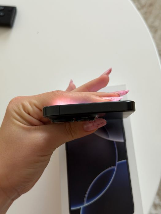Vând IPhone 16 Pro