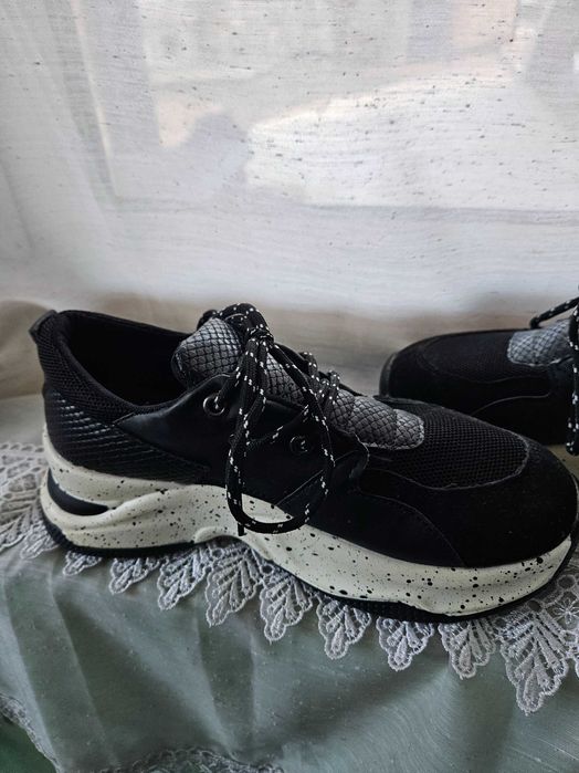 Ботуши и обувки.