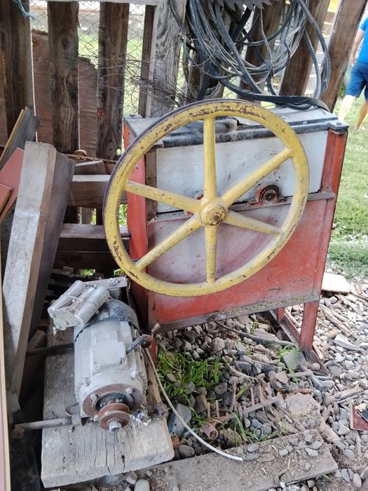 Vând moara sfărâmat porumb