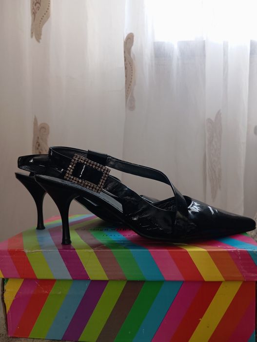 Аяк киімдер сатылады