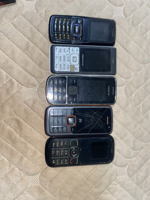 Кнопочные телефоны, каждый по 1000