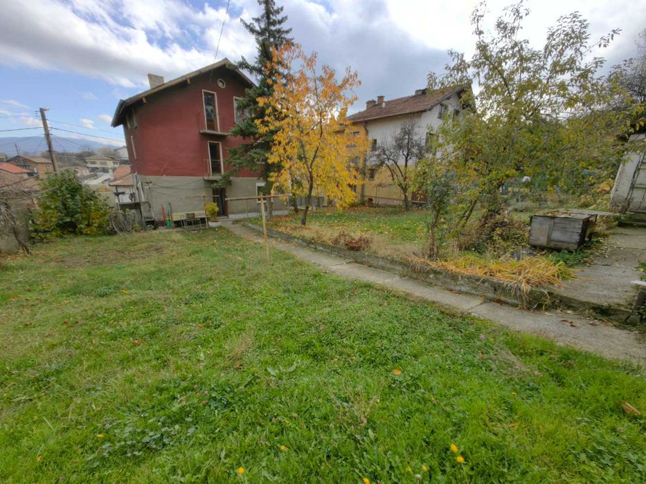 Продавам двуетажна къща в гр. Перник кв. Ралица