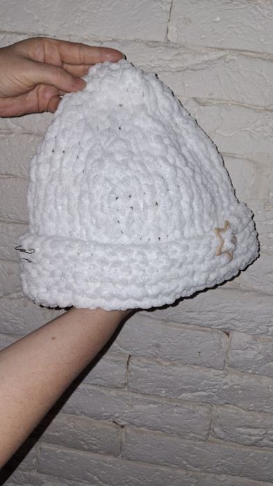 Вязаная шапка ручной работы (женская)