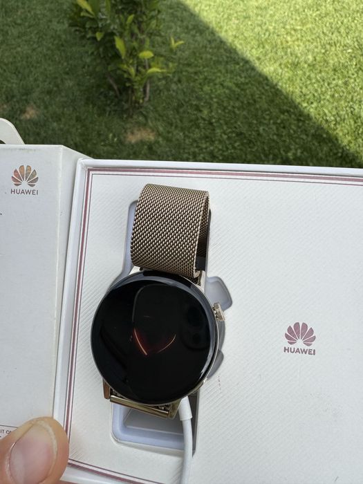 Smartwatch HUAWEI GT 3 gold de 42mm impecabil ca nou ORIGINAL, cutia lui cu serie