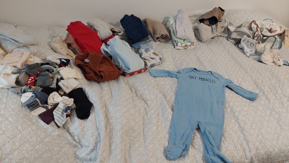 Haine pentru băiat  am 5 cutii până la 1 an cu tot ce trebuie