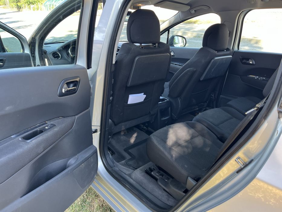 Продавам Peugeot 5008 1.6 HDI