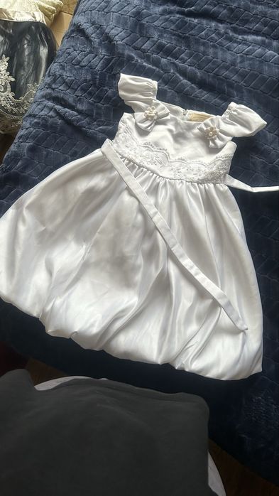 Платье новая на 3года, белая , балоновая