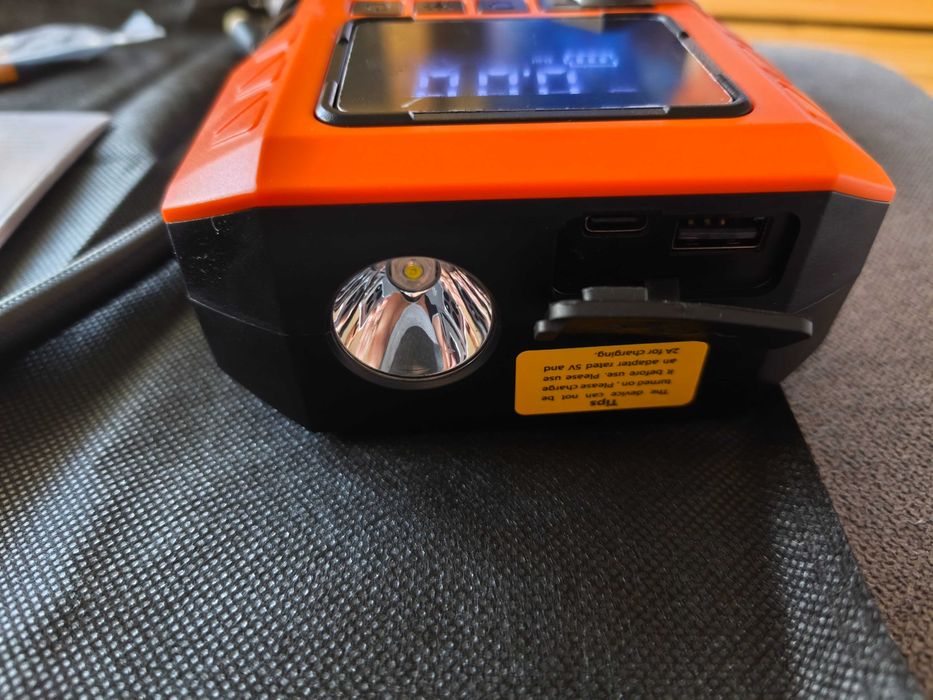 Авариен мобилен стартер (Jump Starter), компресор, външна батерия и мощен LED фенер 4 в 1 JKUOO, различни накрайници, 8000А, 10ATM, НОВ!