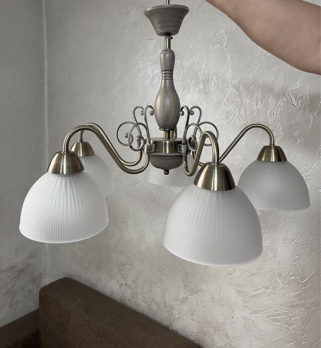 Люстра в хорошем состоянии