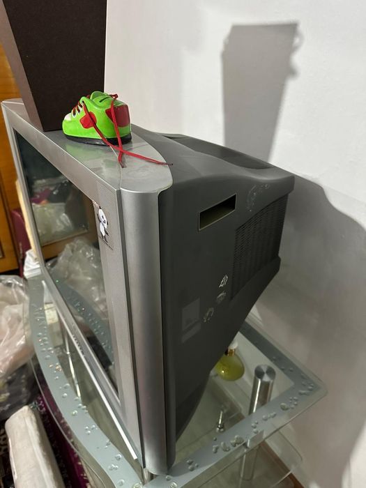 Продаеться телевизор LG вместе с поставкой